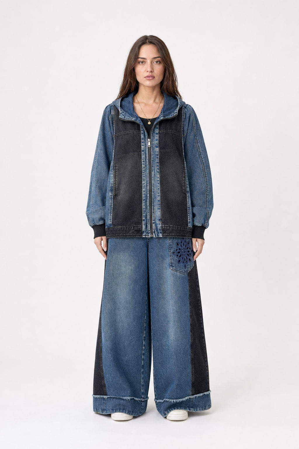 Ensemble denim bleu et noir vu de face : veste à capuche zippée et pantalon large taille haute