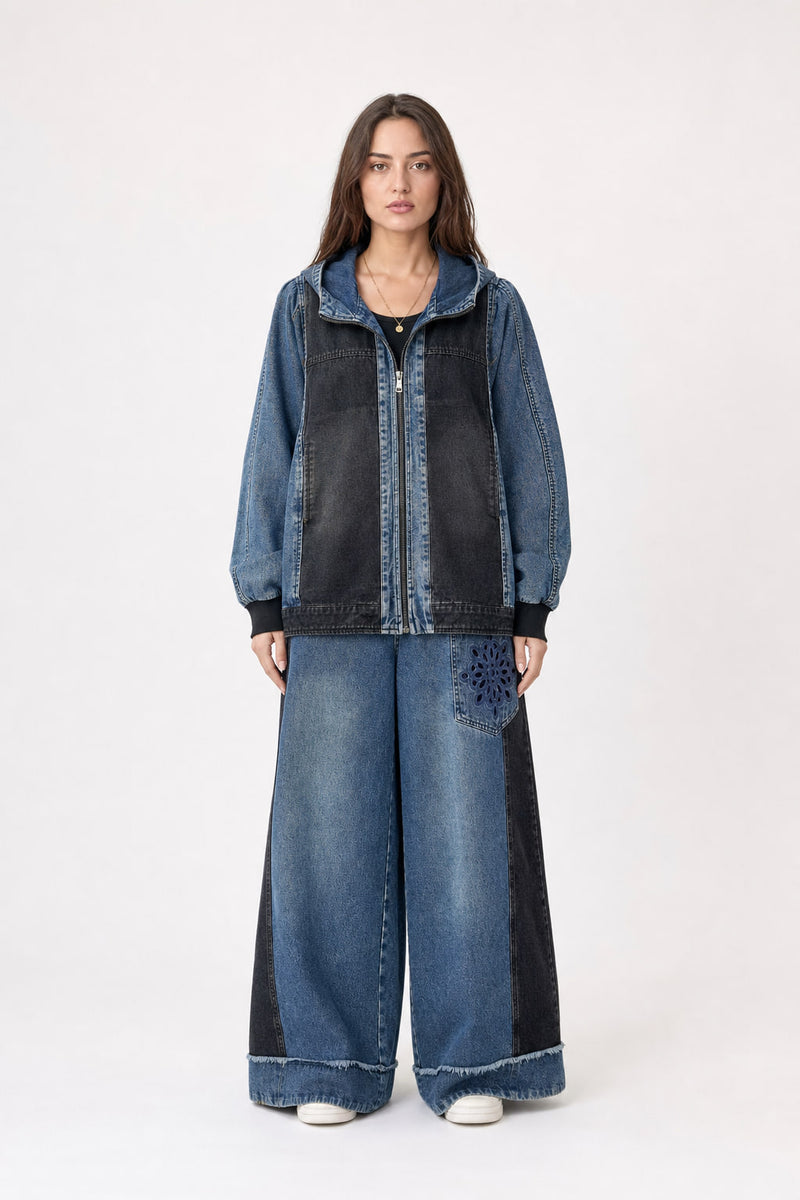 Ensemble denim bleu et noir vu de face : veste à capuche zippée et pantalon large taille haute