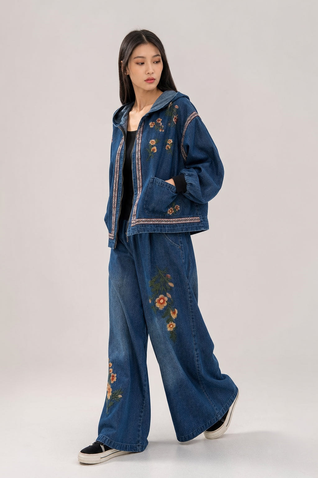 Ensemble denim brodé en mouvement, jambes larges fluides et manches ballon