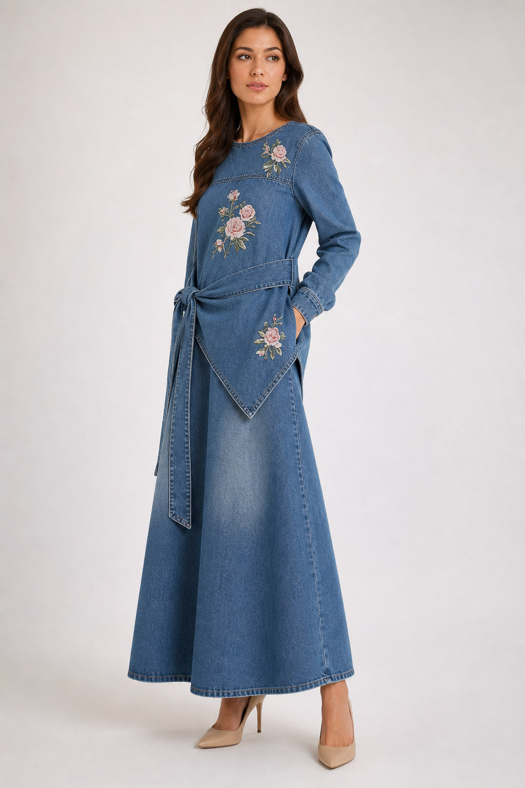 Ensemble denim brodé vu de trois-quarts droite, nœud de taille et ourlet asymétrique visibles
