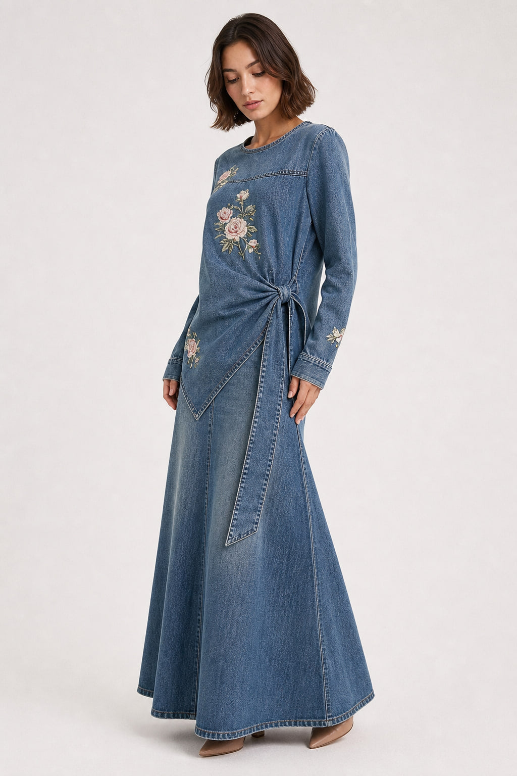 Ensemble denim brodé vu de trois-quarts gauche, broderies florales sur l'épaule et le pan latéral