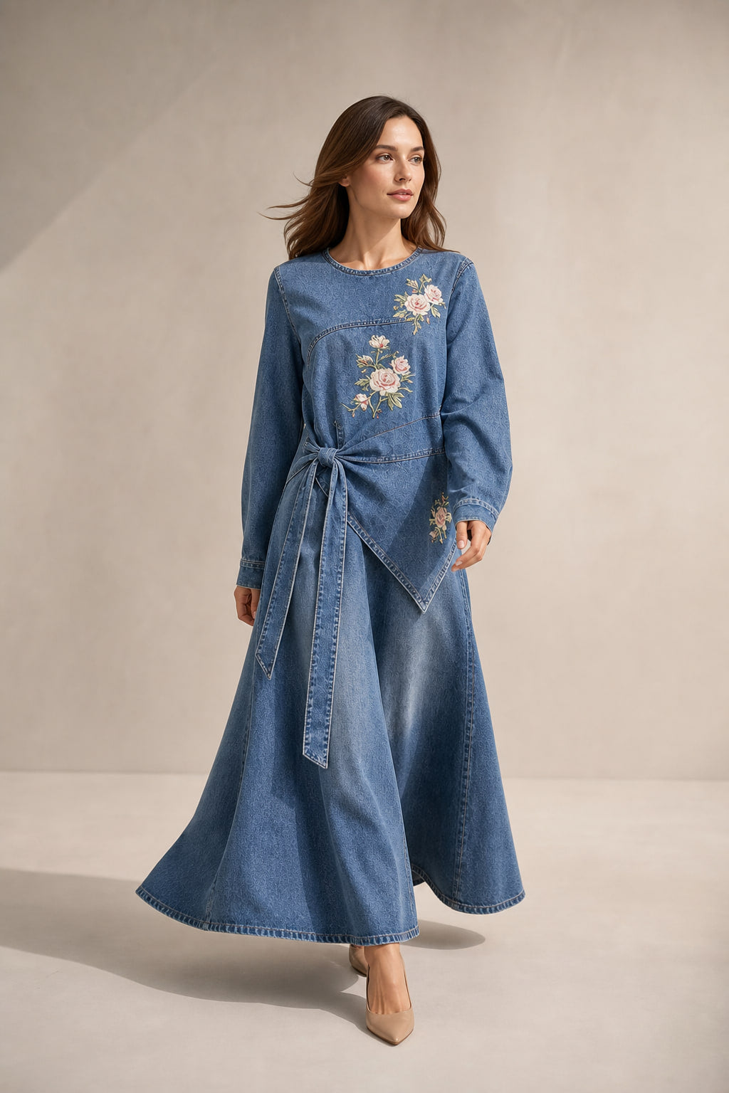 Jupe longue sirène en denim délavé en mouvement, veste nouée à la taille