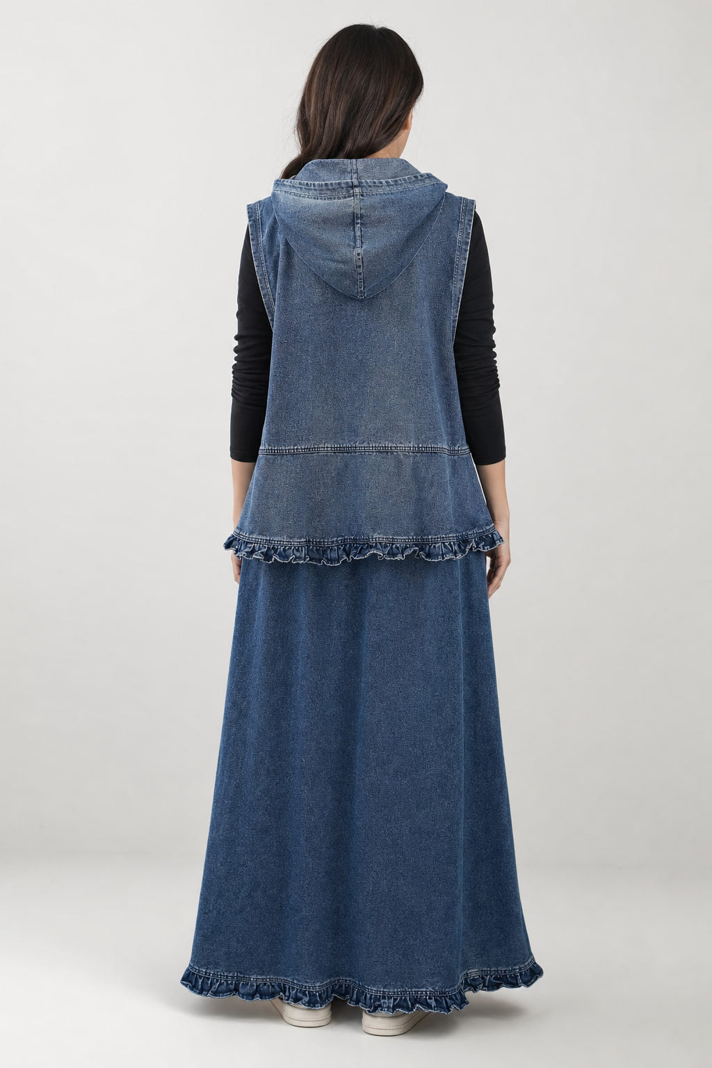Vue de dos de l'ensemble en denim, capuche rabattue et volants verticaux de la jupe