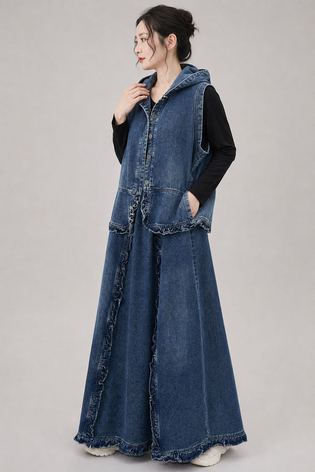 Ensemble denim vu de trois-quarts gauche, évasé de la jupe longue à volants