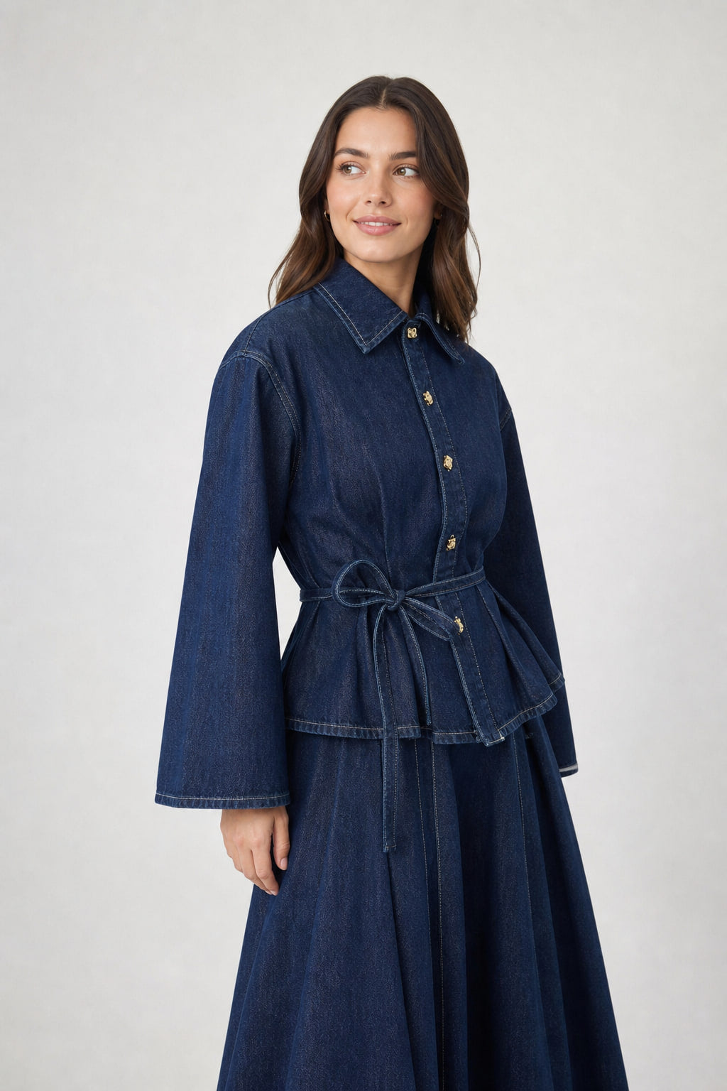 Ensemble denim bleu marine de trois-quarts droite, ceinture nouée à la taille et manches à revers