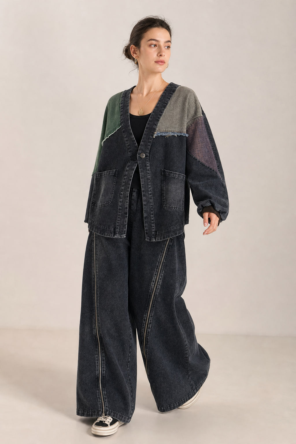 Ensemble denim en mouvement, le pantalon large flotte sur la chaussure