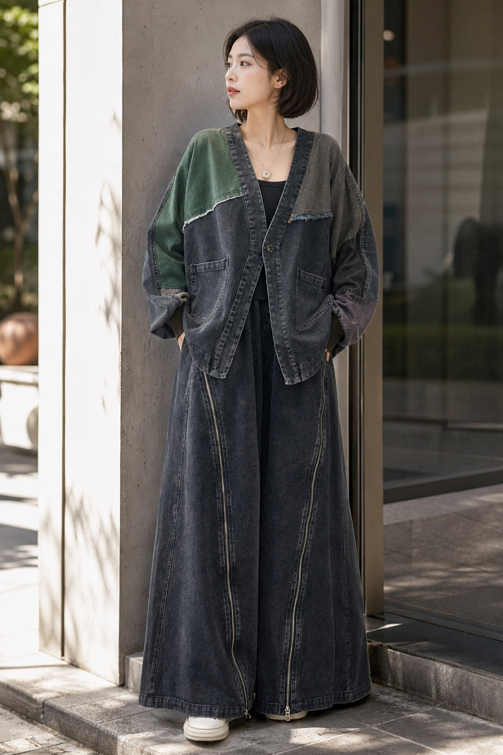 Ensemble denim porté en situation, veste patchwork ouverte sur un haut simple