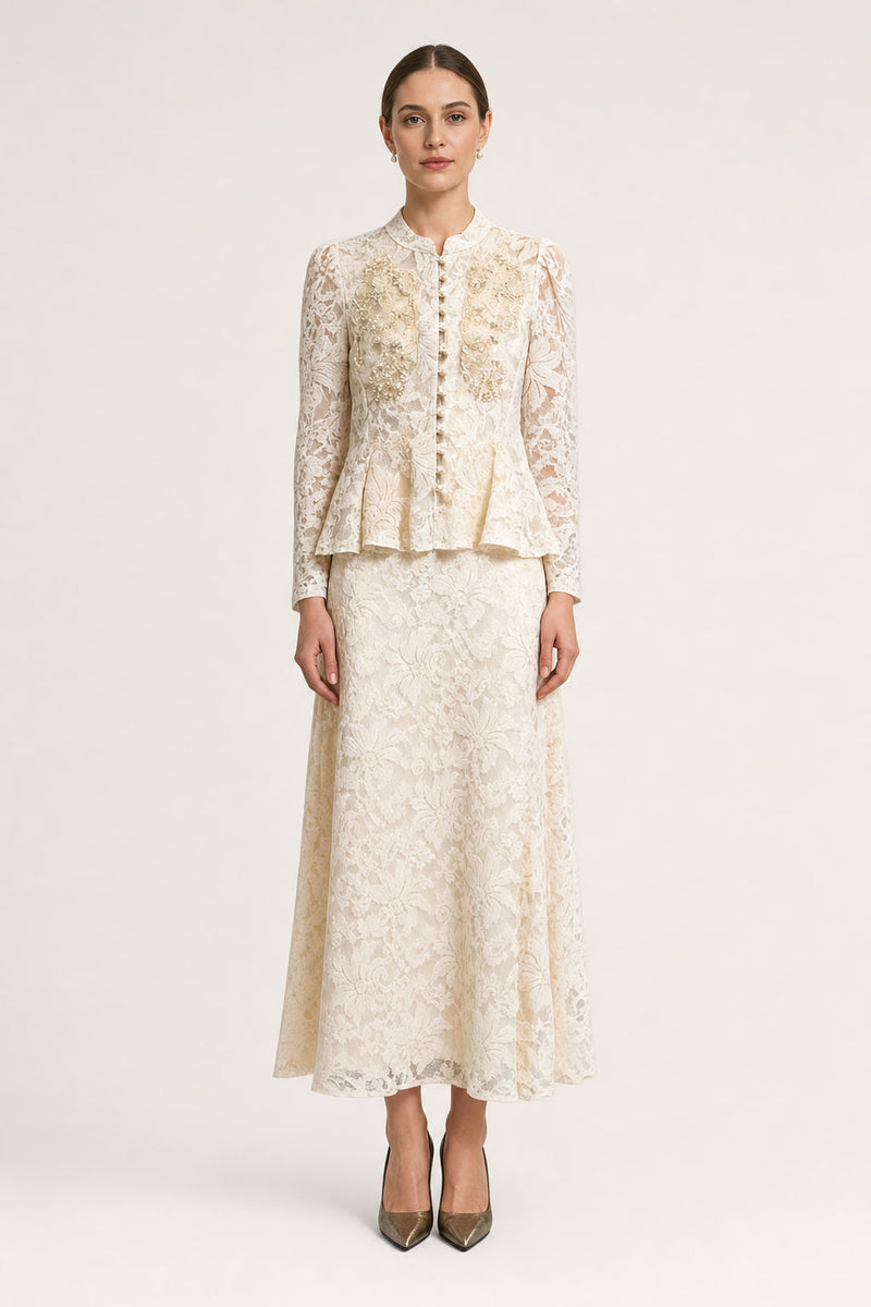 Ensemble en dentelle florale vu de face, veste à basque boutonnée et jupe longue