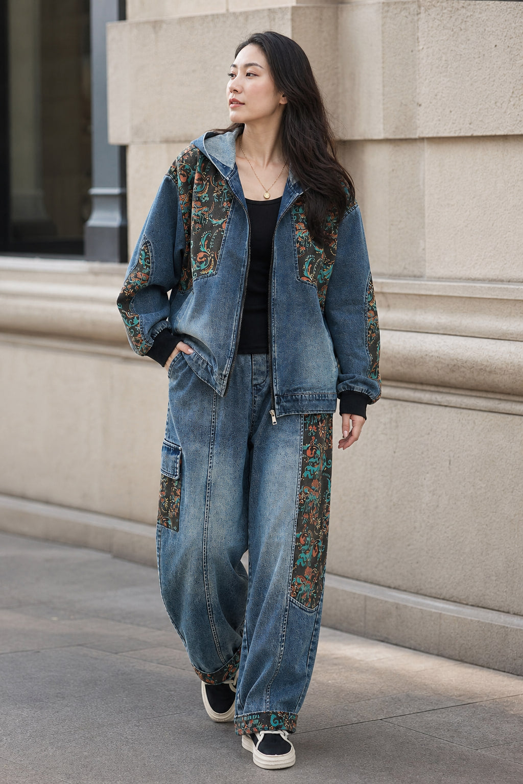 Ensemble denim porté en situation avec baskets : total look workwear rétro