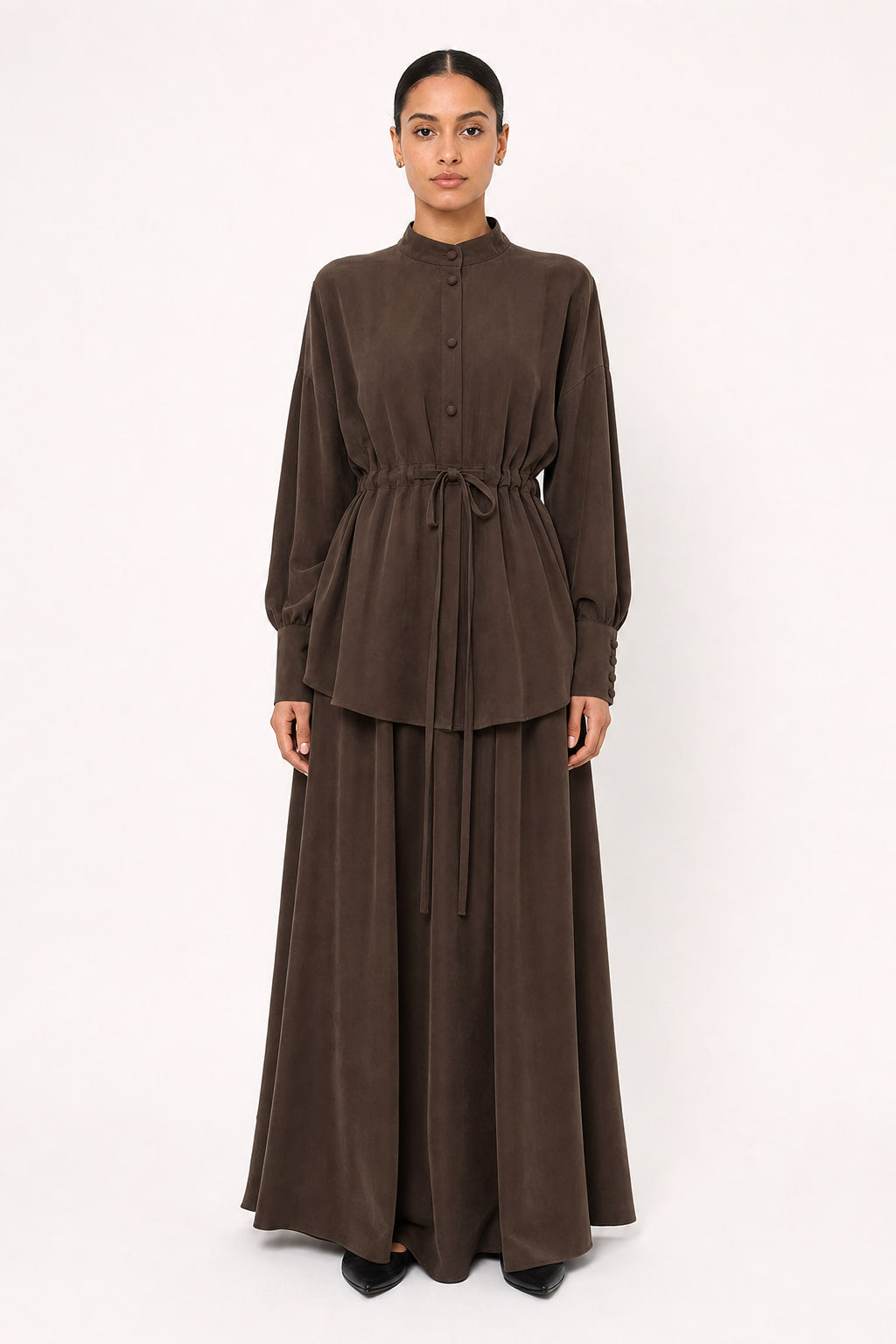 Ensemble marron de trois-quarts droite, cordon de taille noué