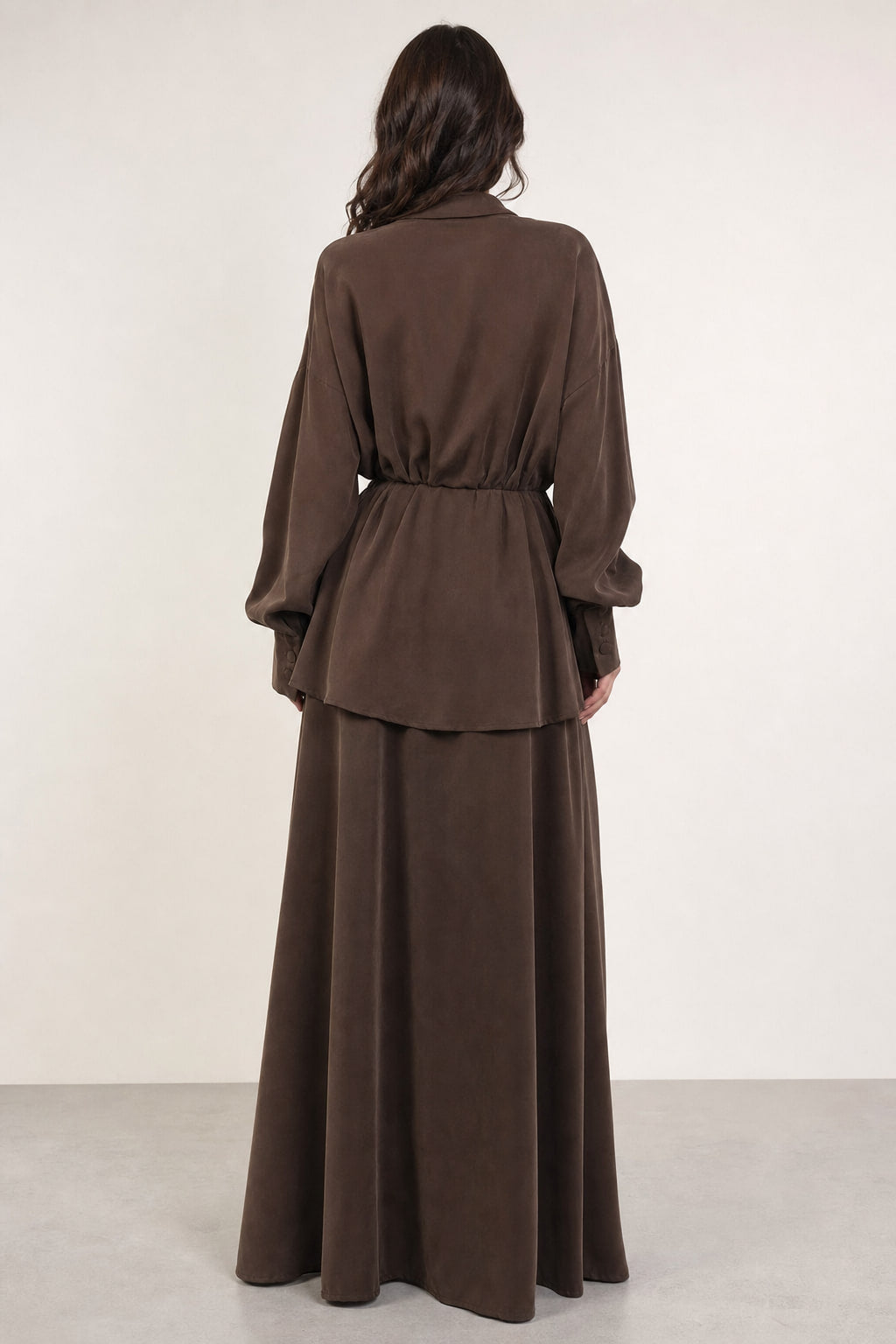 Ensemble tunique et jupe longue marron porté en situation