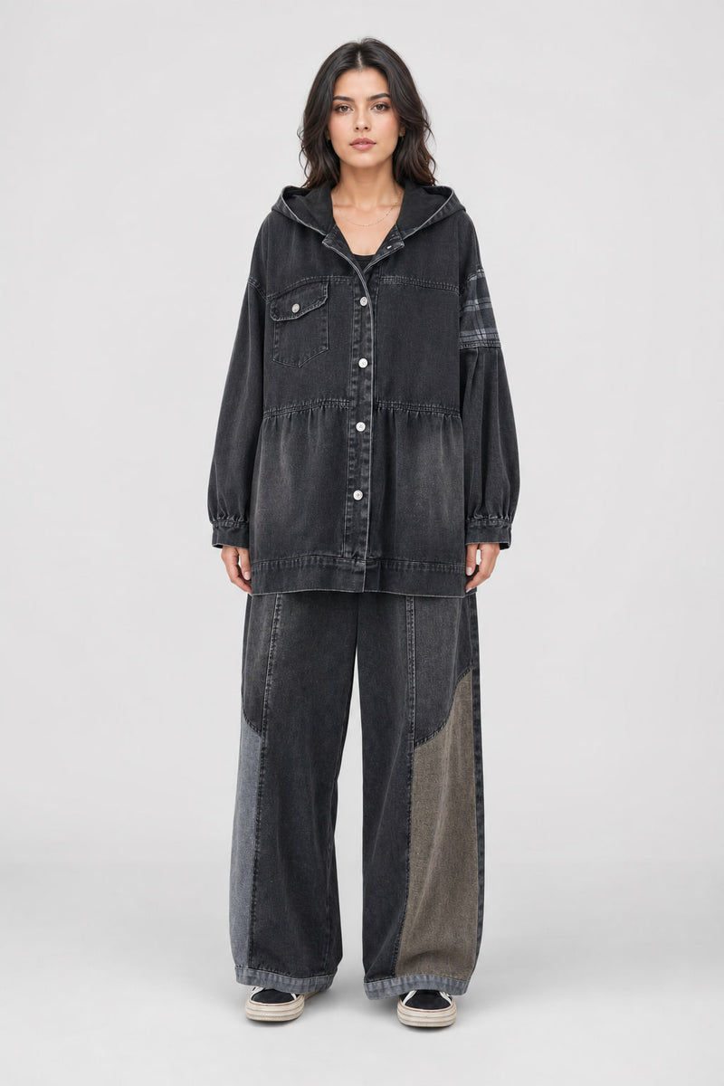 Ensemble denim noir vu de face : veste à capuche boutonnée et pantalon large