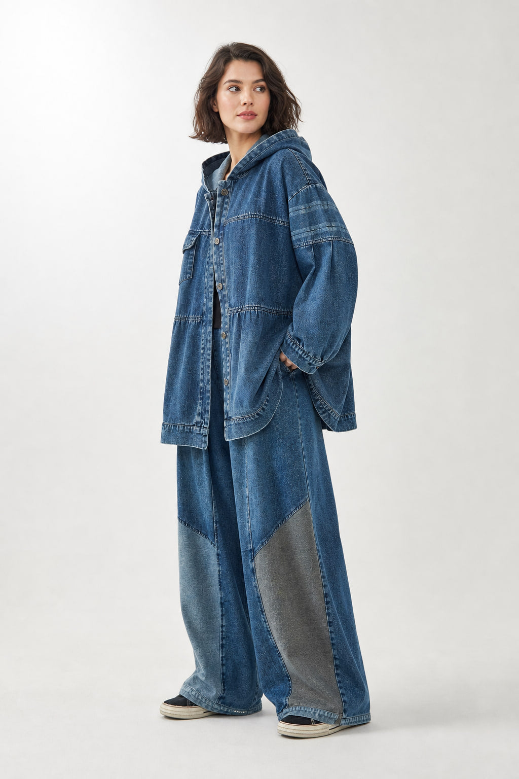 Ensemble denim bleu de trois quarts droite, empiècements contrastés visibles