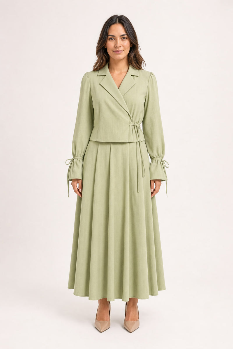 Ensemble veste cintrée à lien noué et jupe longue plissée vert olive, vue de face