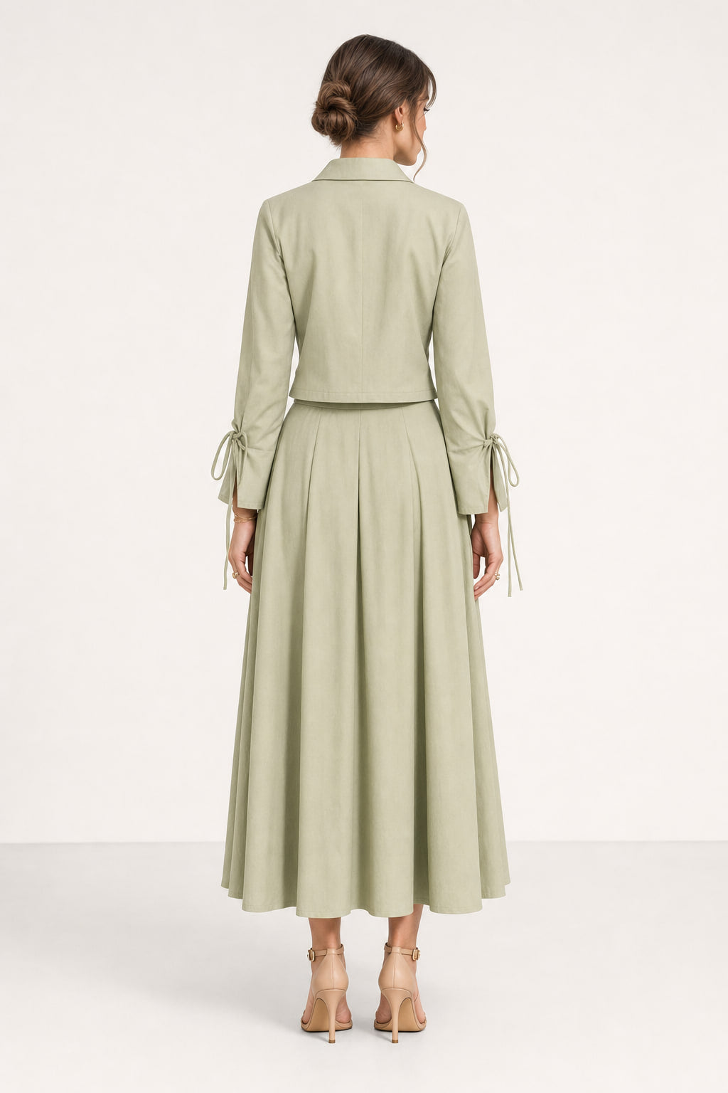 Dos de l'ensemble veste courte et jupe longue à plis creux vert olive