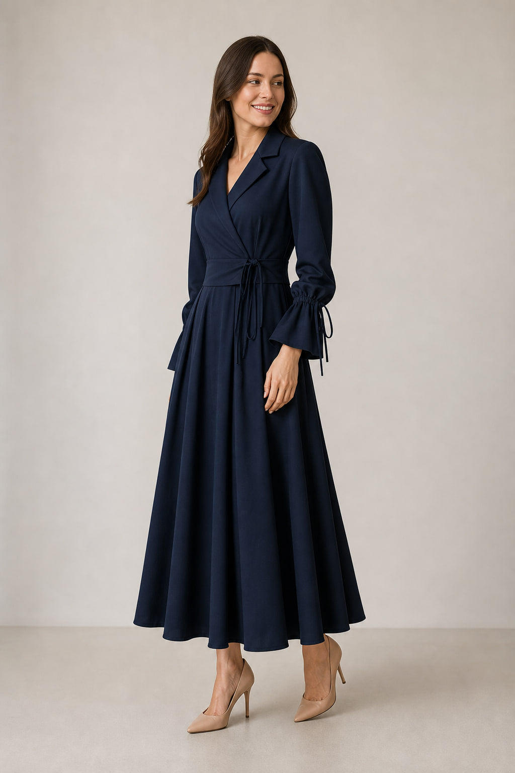 Ensemble veste à col tailleur et jupe plissée, vue de trois-quarts droite