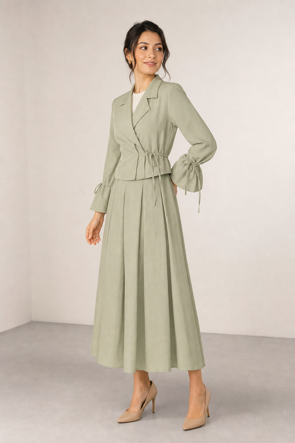 Ensemble deux pièces olive vu de trois-quarts gauche, plis de la jupe visibles