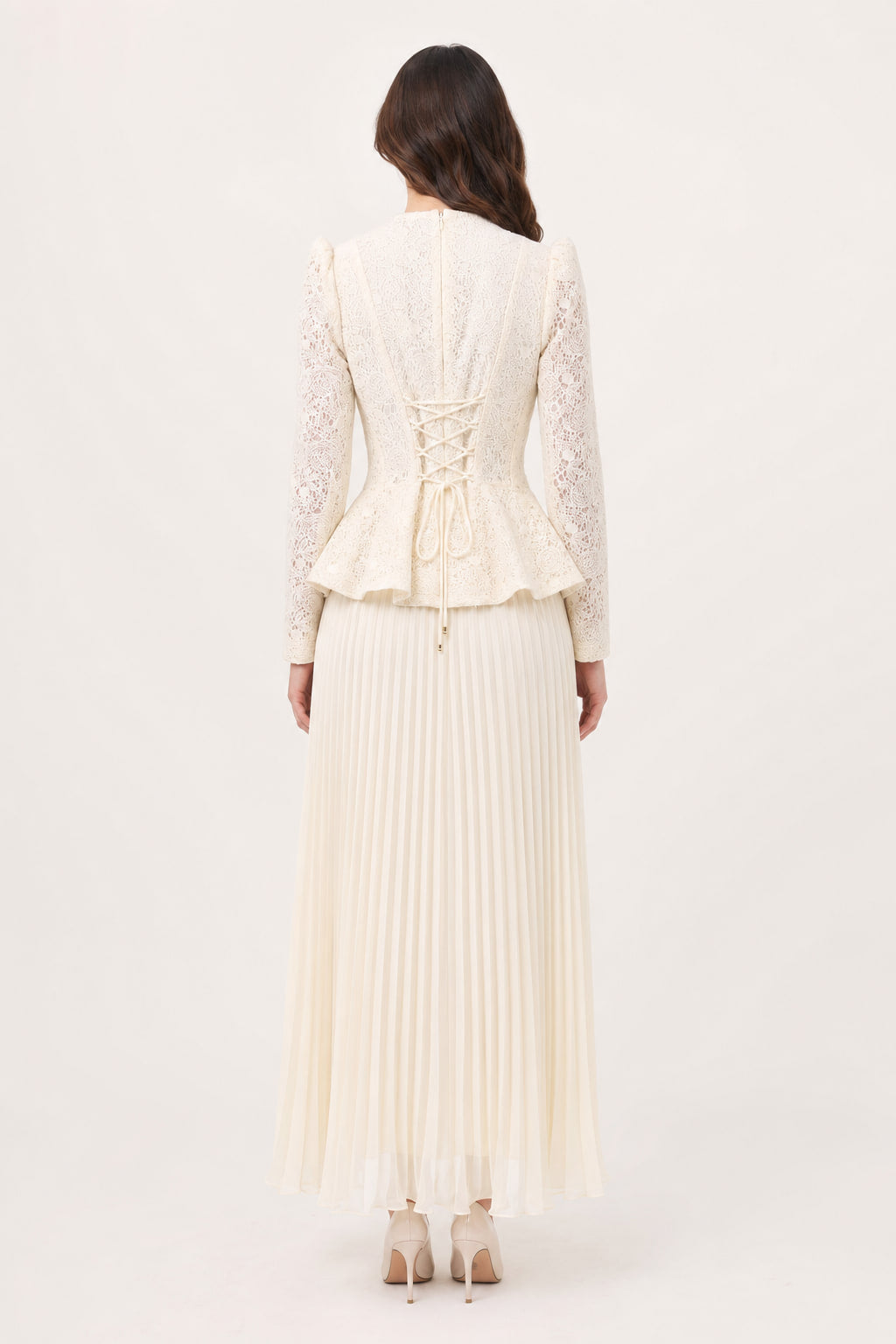 Dos du haut en dentelle abricot avec laçage corset et jupe plissée soleil