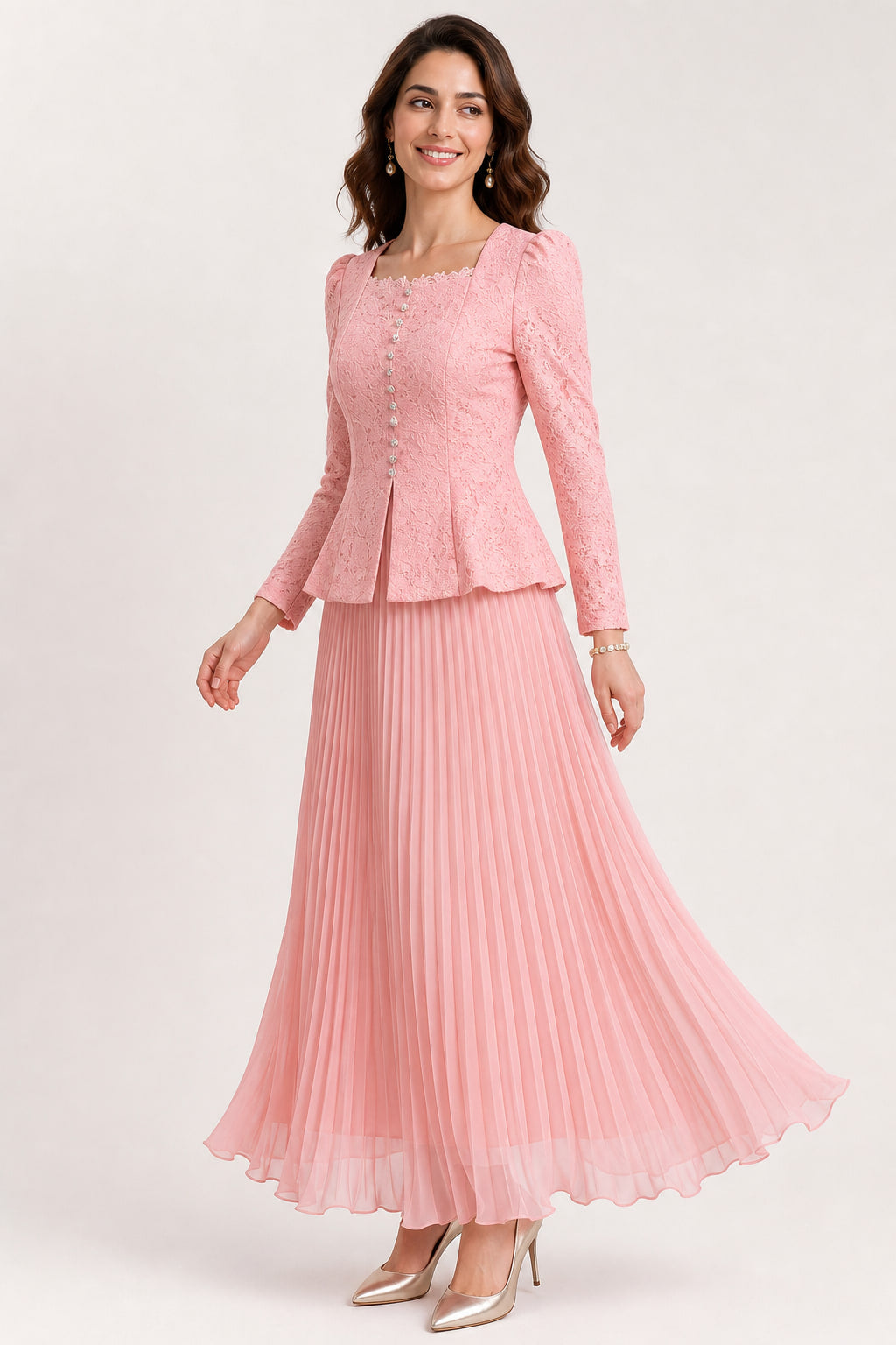 Ensemble dentelle et jupe plissée vu de trois-quarts droite, basque évasée à la taille
