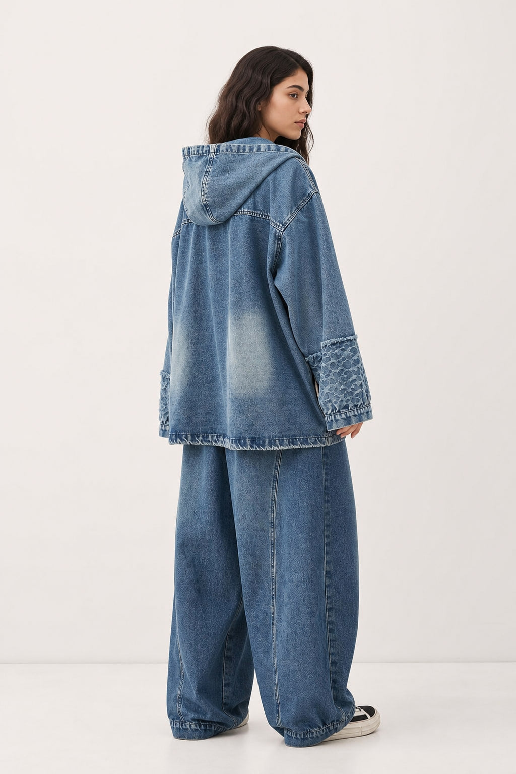 Ensemble denim vu de trois-quarts droite, volume des manches et jambe large