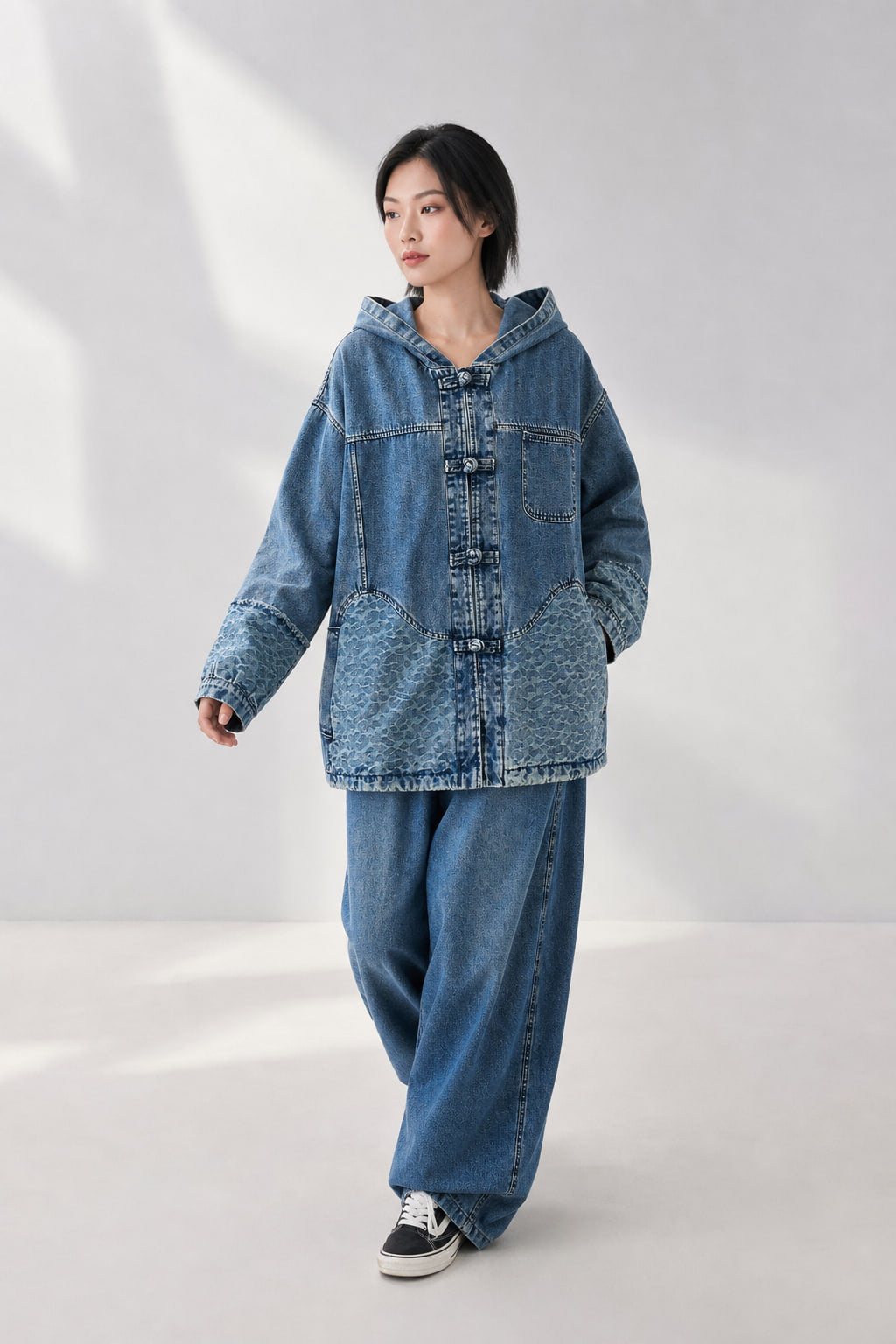Ensemble denim en mouvement, tombé du pantalon large resserré au bas