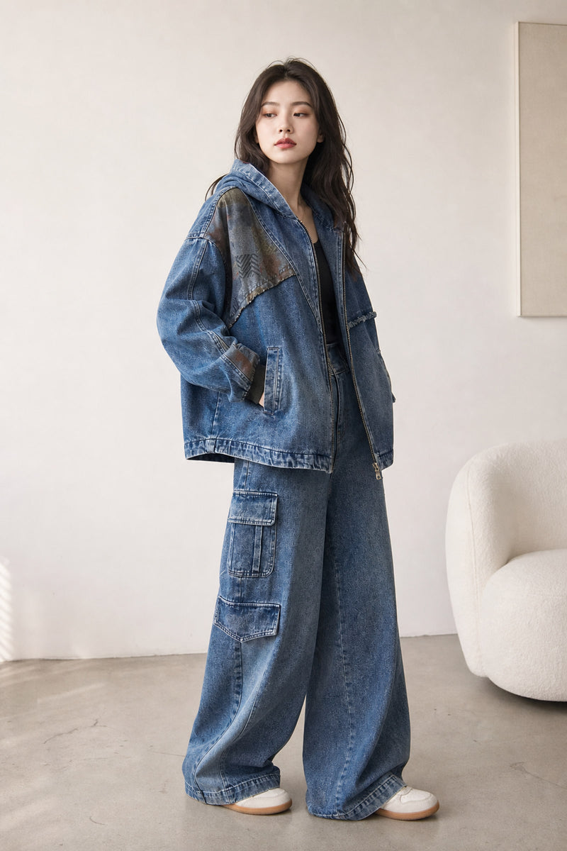 Ensemble denim porté de trois quarts dans un intérieur clair, posture naturelle