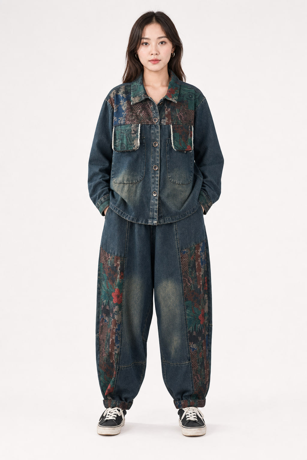 Ensemble denim patchwork bleu vu de face : veste boutonnée à poches à rabat imprimées et pantalon large