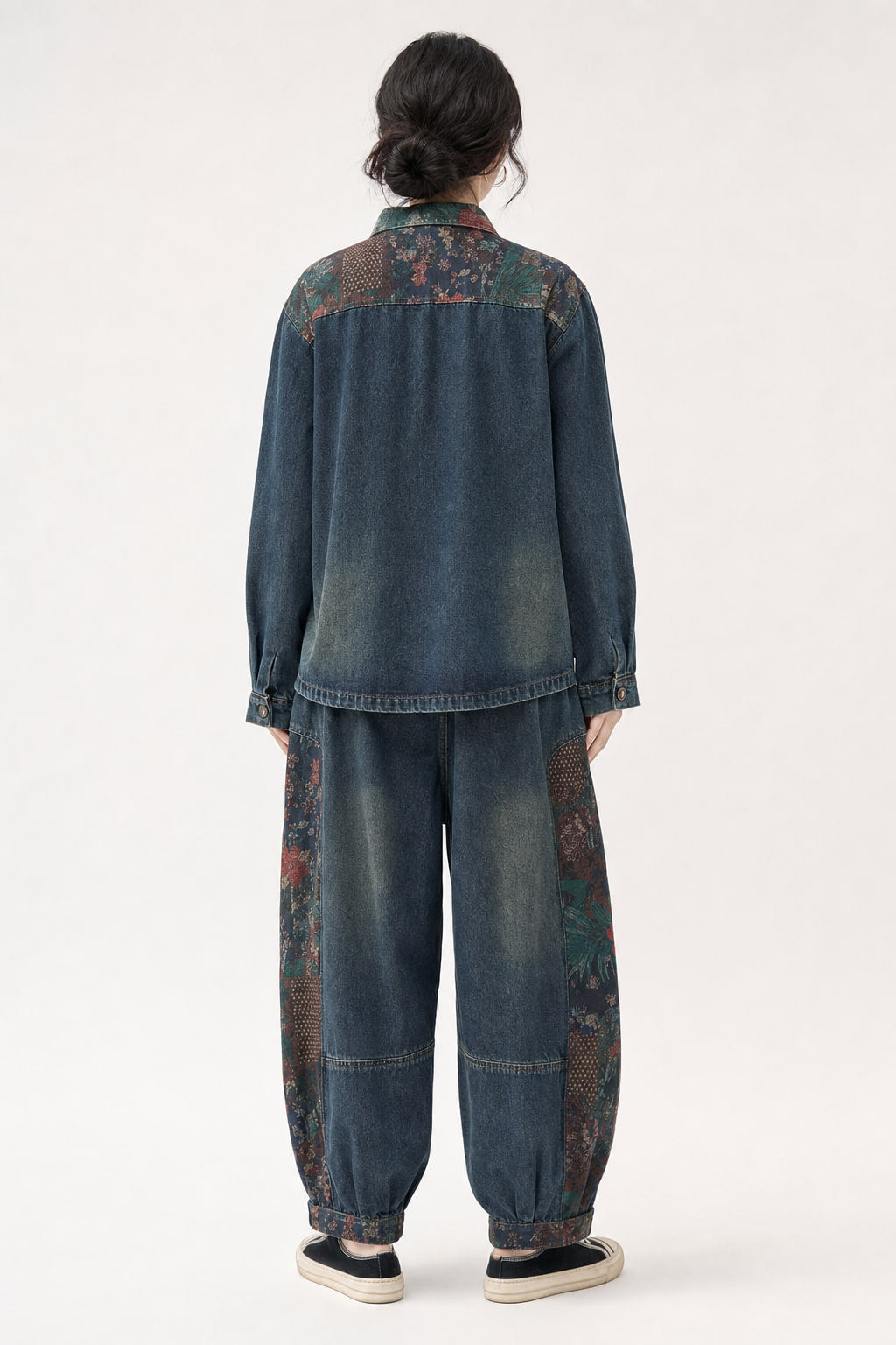 Dos de l'ensemble en denim patchwork : veste à épaules tombantes et pantalon large fuselé