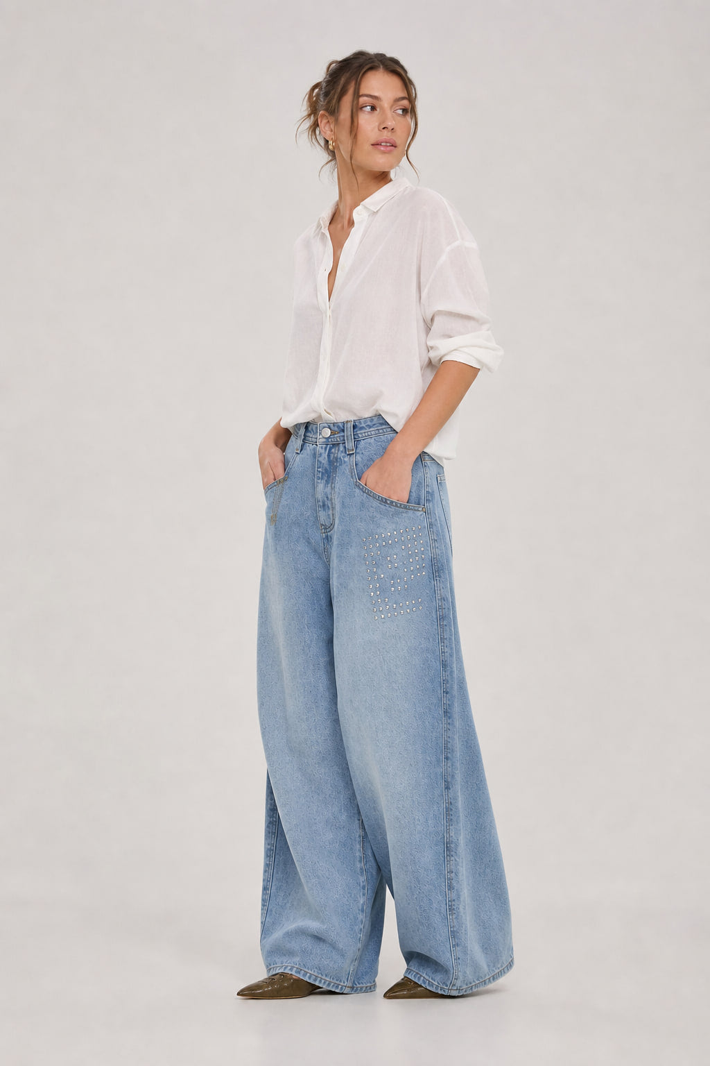 Jean baggy denim clair de trois-quarts droite, volume arrondi de la cuisse visible