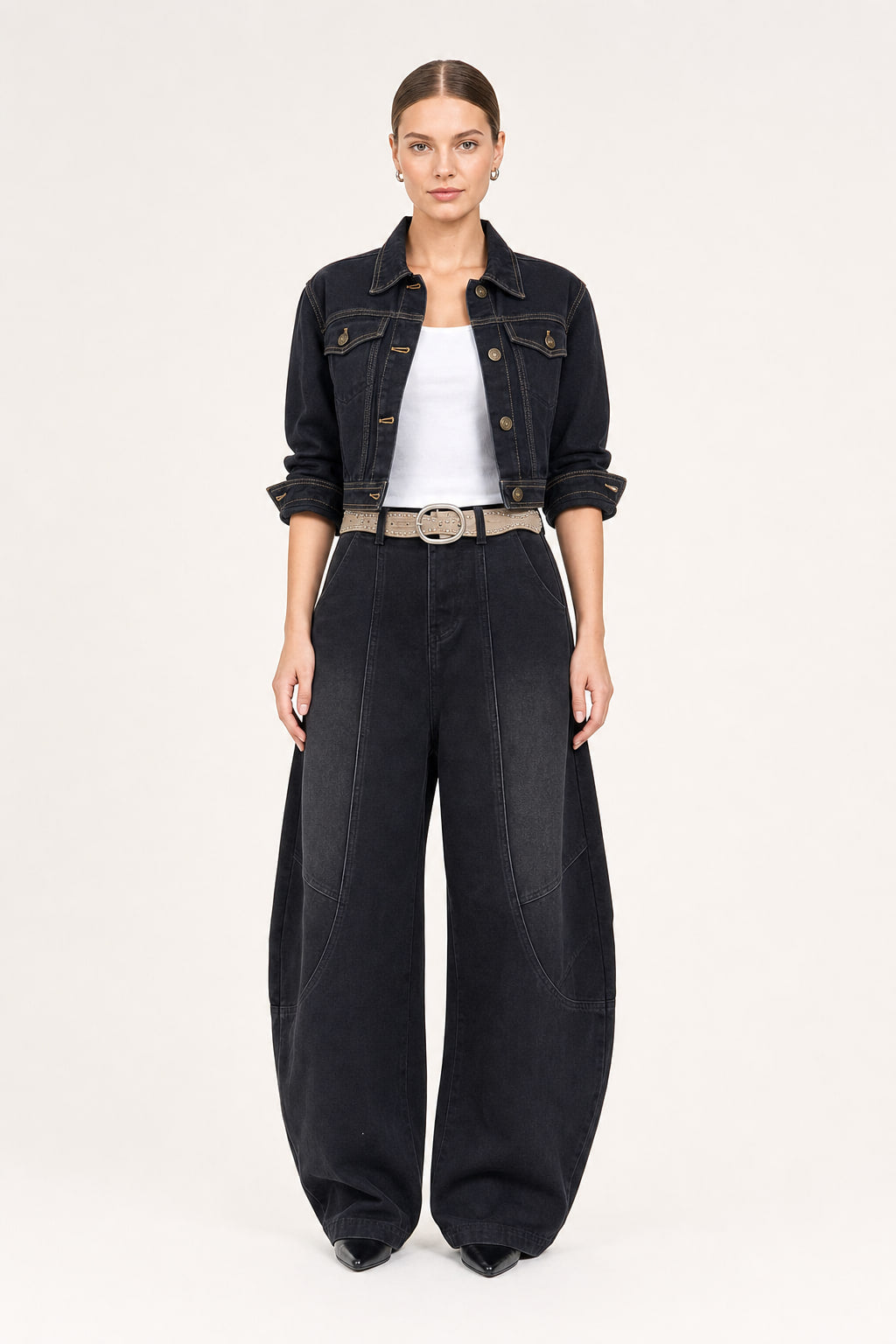 Jean large noir délavé à découpes vu de face, taille haute et jambe ample