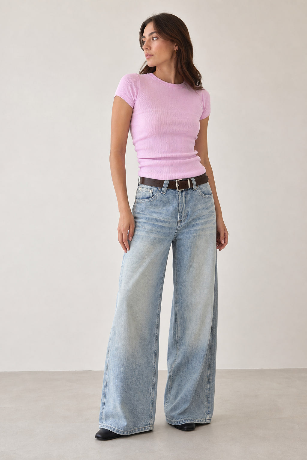 Jean droit ample en coton denim vu de trois-quarts gauche