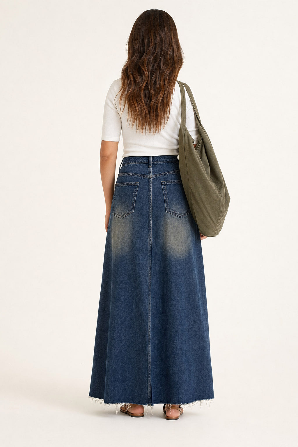 Dos de la jupe en denim délavé avec ses deux poches plaquées et sa couture centrale