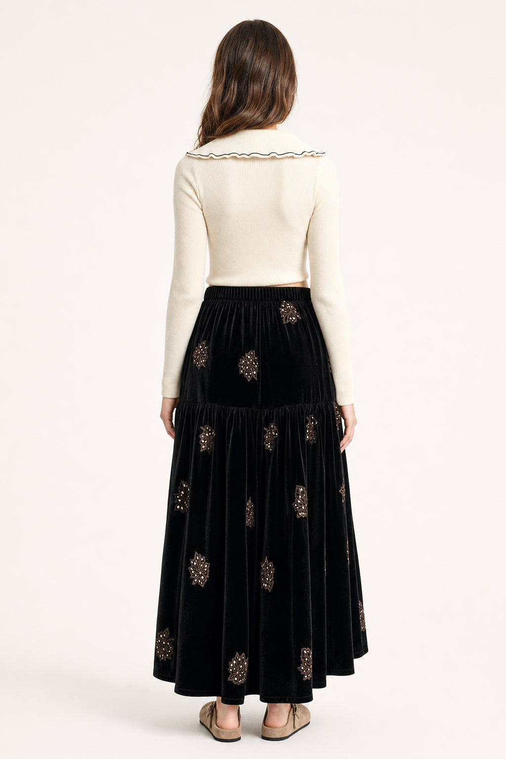 Dos de la jupe longue en velours noir, ceinture élastiquée et volume godet