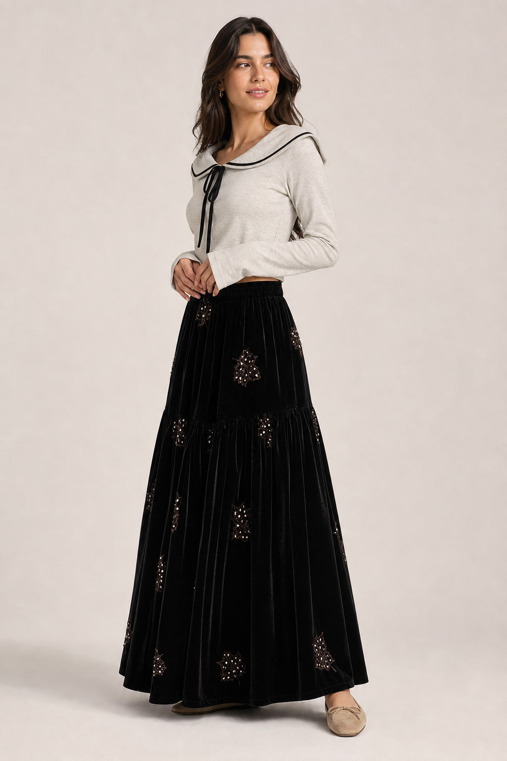 Jupe velours noir vue de trois-quarts gauche, broderies perlées visibles