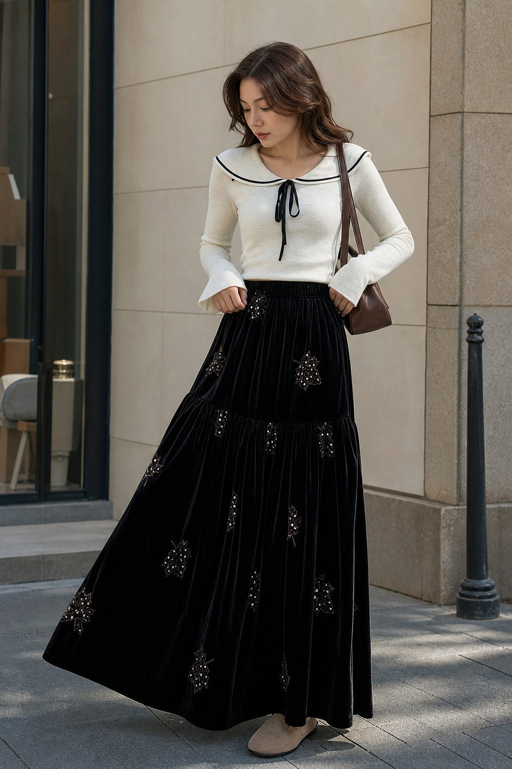 Jupe velours brodée portée avec un pull fin et des bottines