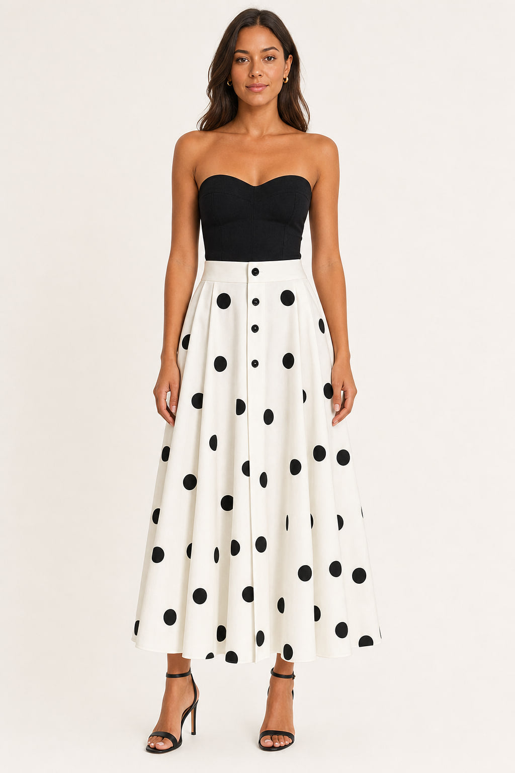 Jupe longue trapèze à pois vue de face, taille haute et boutonnage frontal à cinq boutons