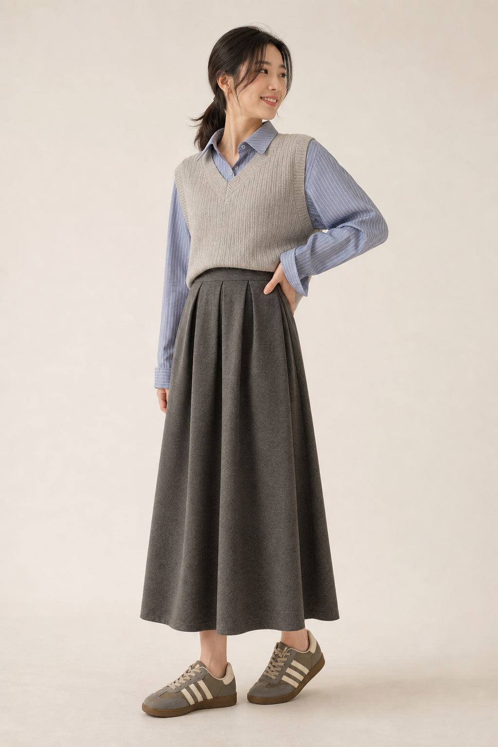 Jupe plissée taille haute vue de trois-quarts gauche, volume en A
