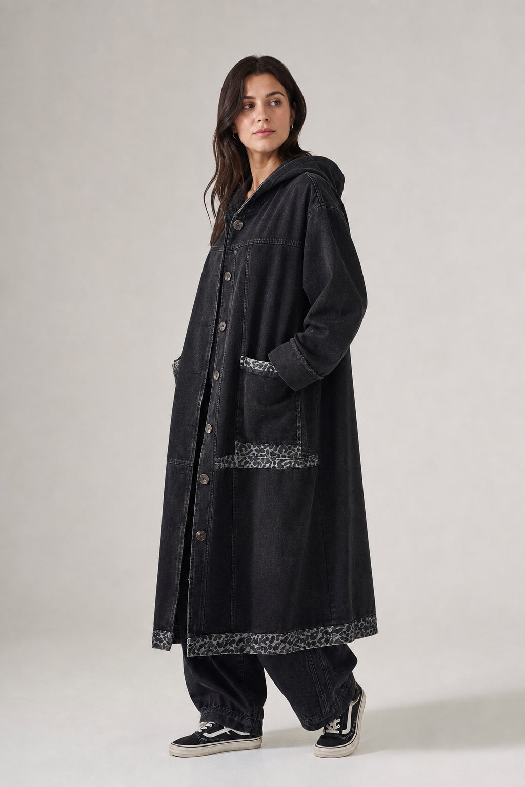 Manteau en denim à capuche vu de trois-quarts droite, grandes poches plaquées à galon léopard