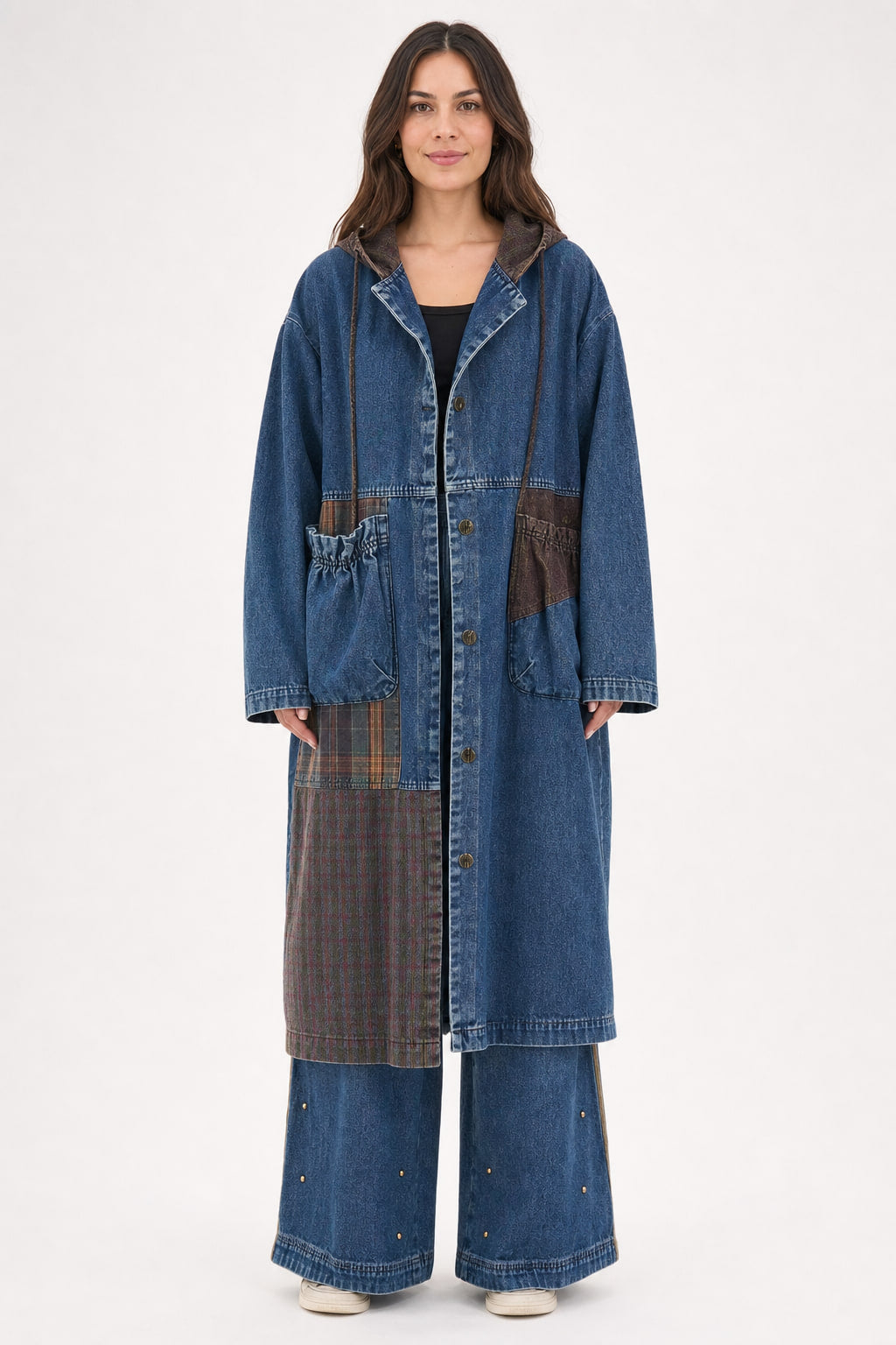 Manteau long en denim bleu foncé patchwork à capuche, vue de face, porté ouvert