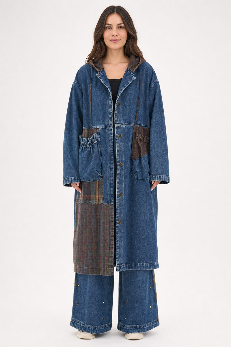 Manteau long en denim bleu foncé patchwork à capuche, vue de face, porté ouvert
