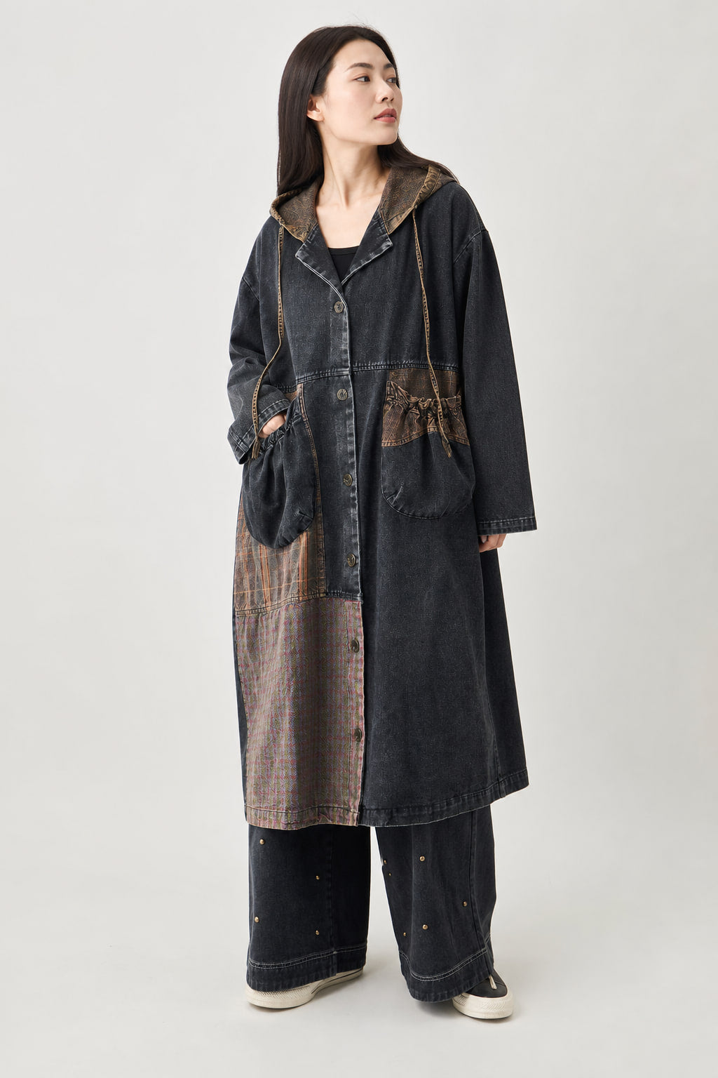 Manteau en denim patchwork vu de trois-quarts droite, poches plaquées à fronces visibles
