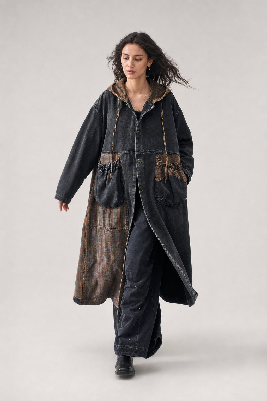Manteau en denim patchwork en mouvement, tombé ample de la coupe oversize