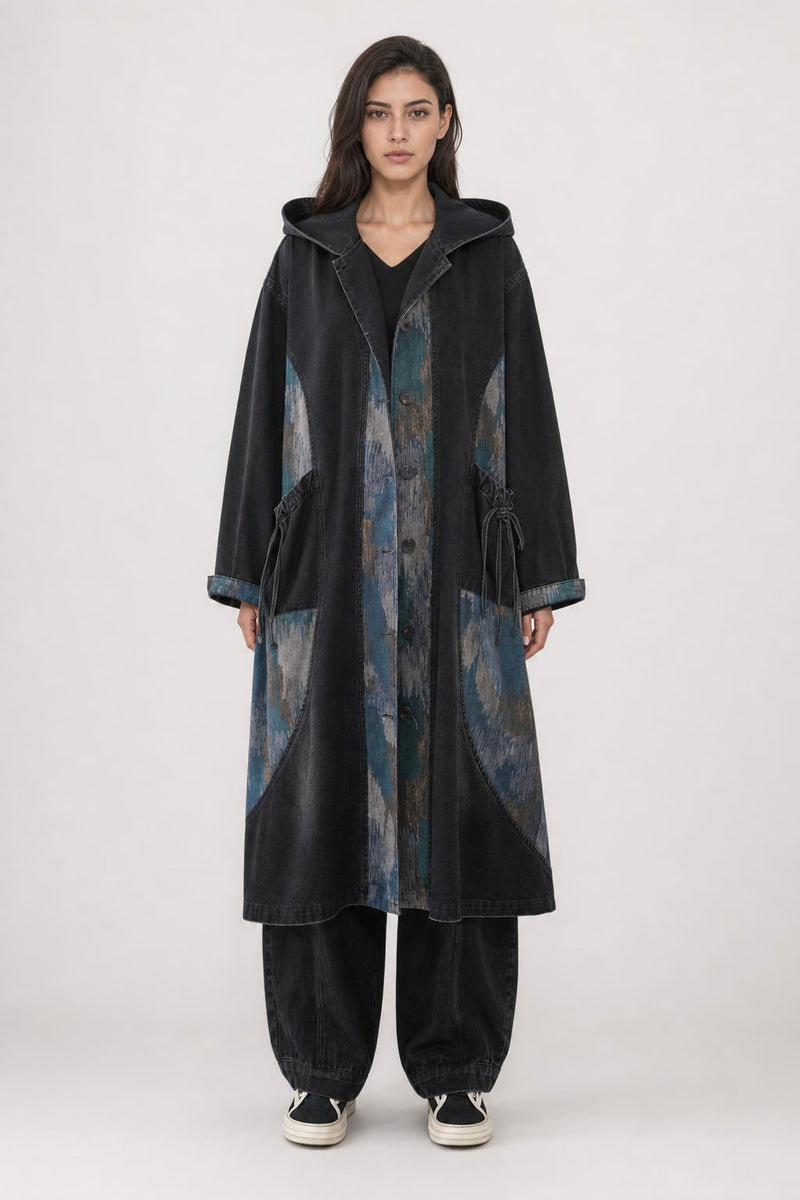 Manteau long en denim patchwork à capuche, vue de face, coupe oversize longueur mi-mollet portée ouverte