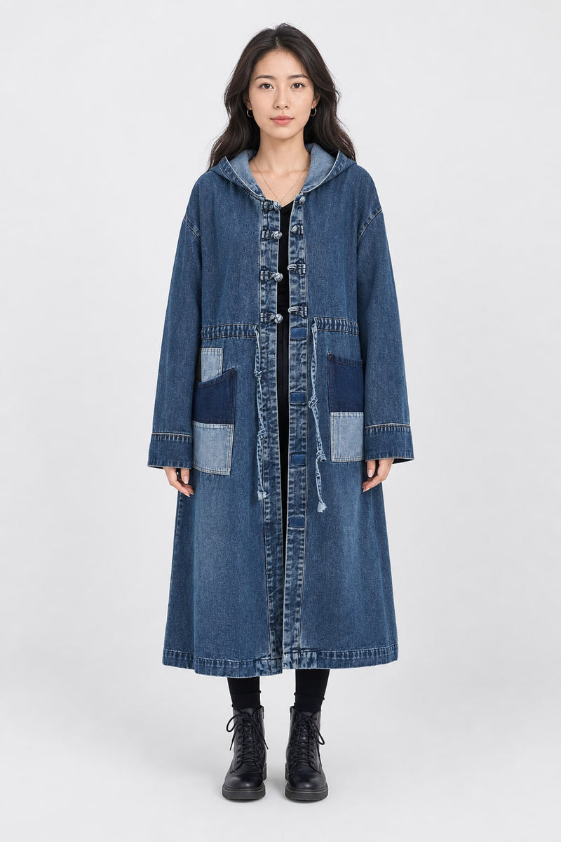 Manteau long en denim bleu délavé à capuche, vu de face, fermeture à brandebourgs et poches patchwork