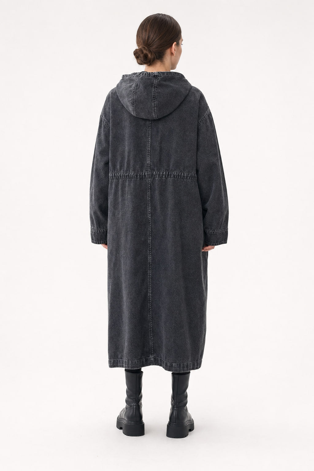 Dos du manteau en denim gris foncé, couture centrale et fente basse, capuche rabattue