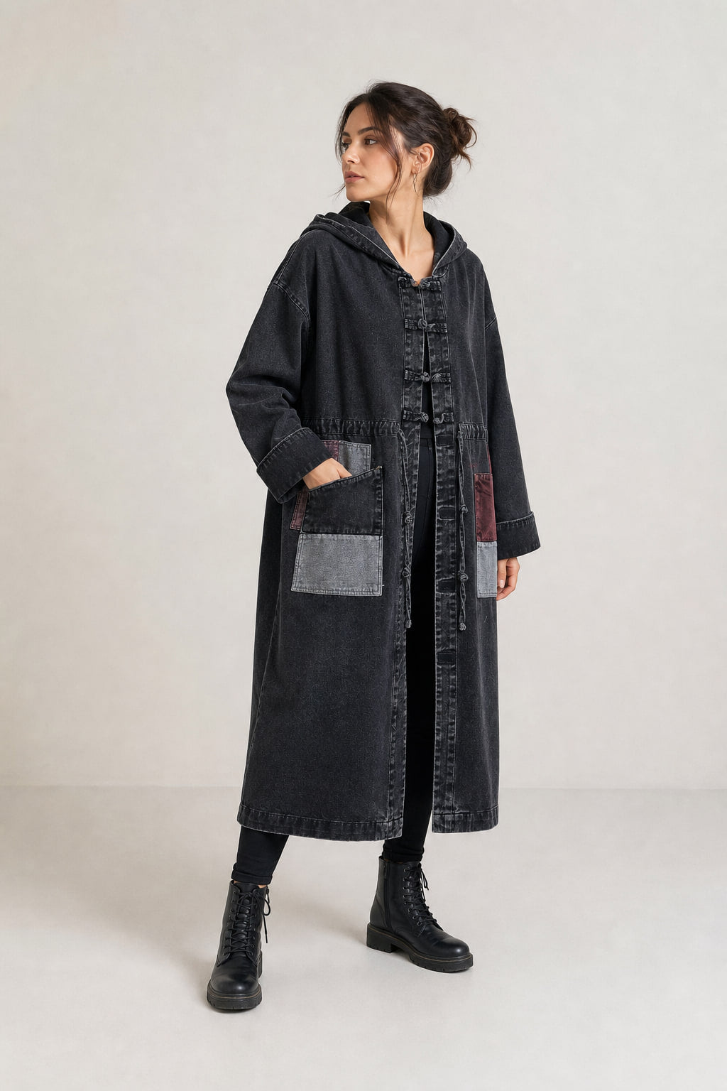 Manteau en denim gris foncé de trois quarts gauche, épaules tombantes et poignets à revers