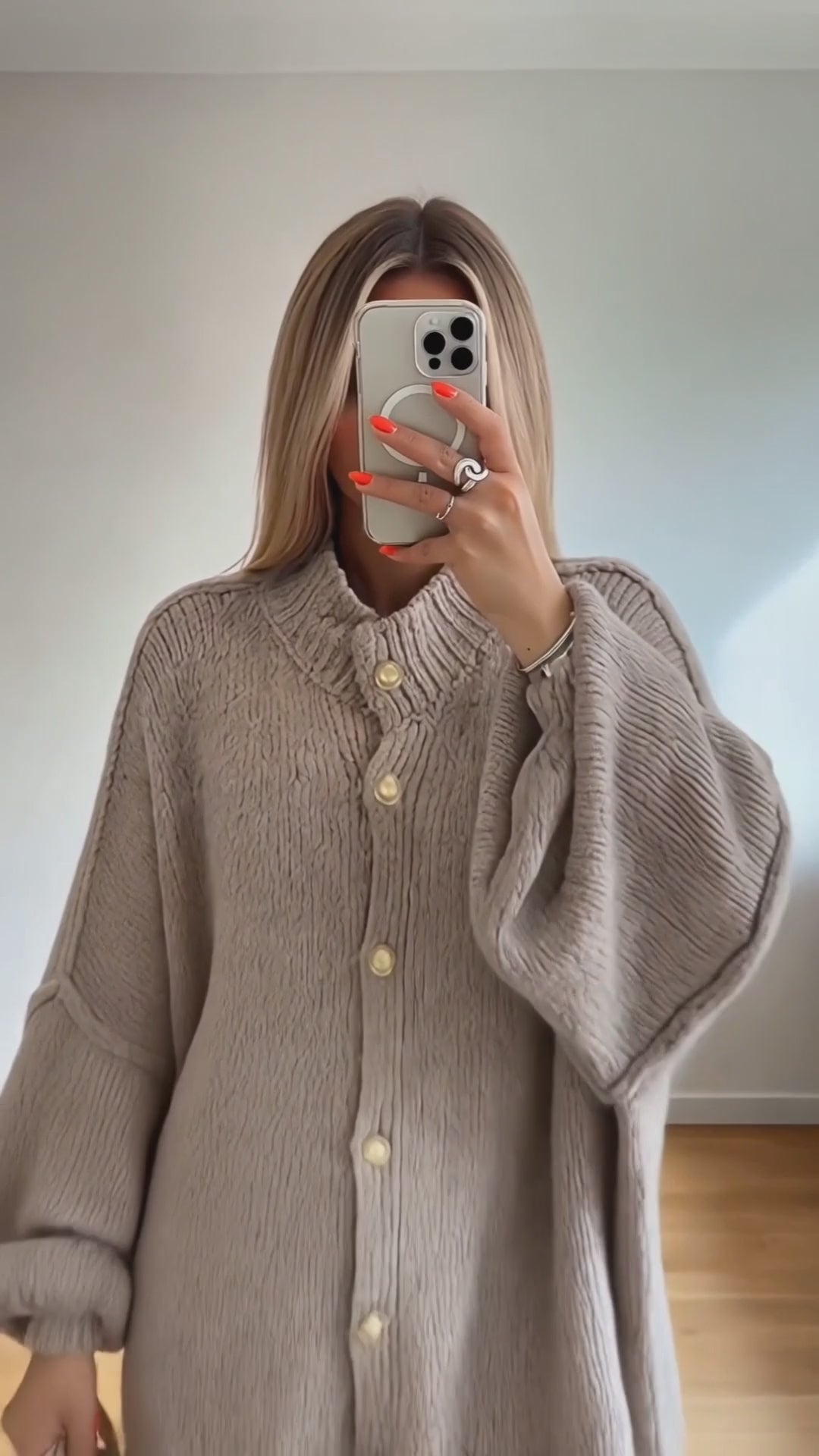 Le cardigan col montant camel clair porte ouvert, vu de face et en detail sur les boutons