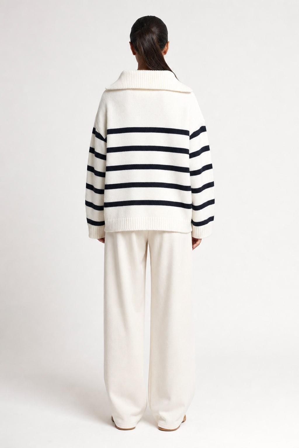 Dos du pull rayé, haut uni et bas rayé