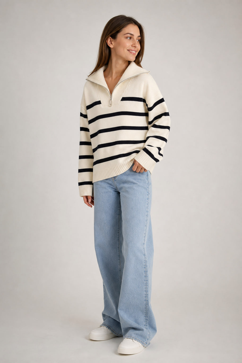 Pull rayé zippé vu de trois-quarts droite, épaules tombantes