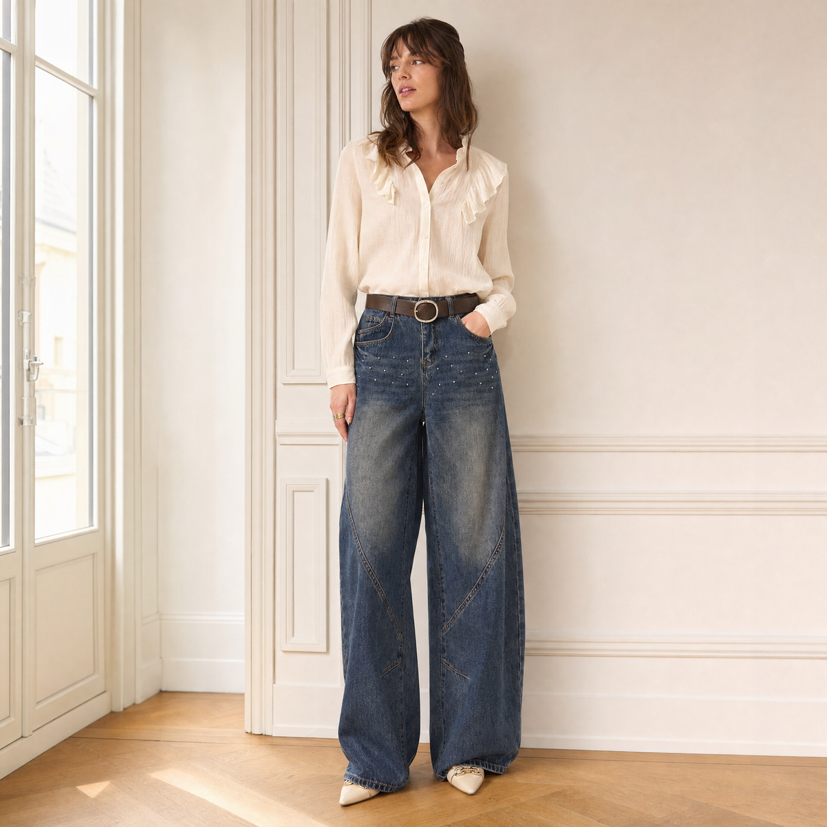 Jean barrel taille haute délavé gris ciment avec la ceinture.